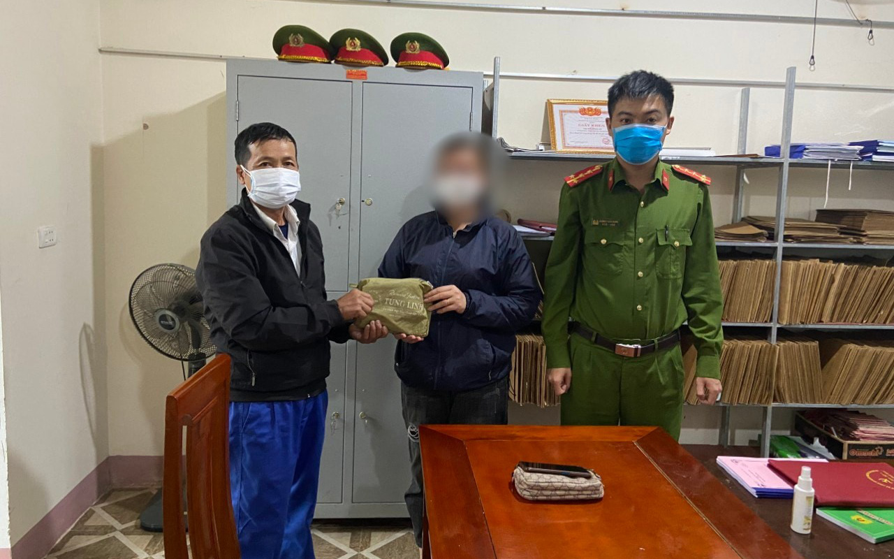 Cụ ông 74 tuổi ở Hà Tĩnh trả lại 19 chỉ vàng cho người đánh rơi