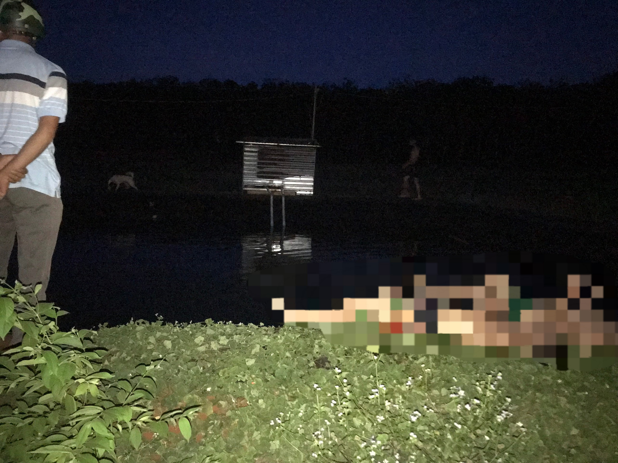 2 học sinh lớp 7 tử vong trong hồ nước tưới cây - Ảnh 1.