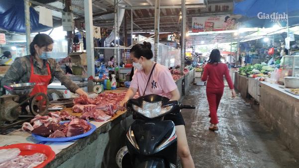 Giá lợn hơi giảm, thịt thành phẩm ở chợ, siêu thị vẫn cao ngất ngưởng