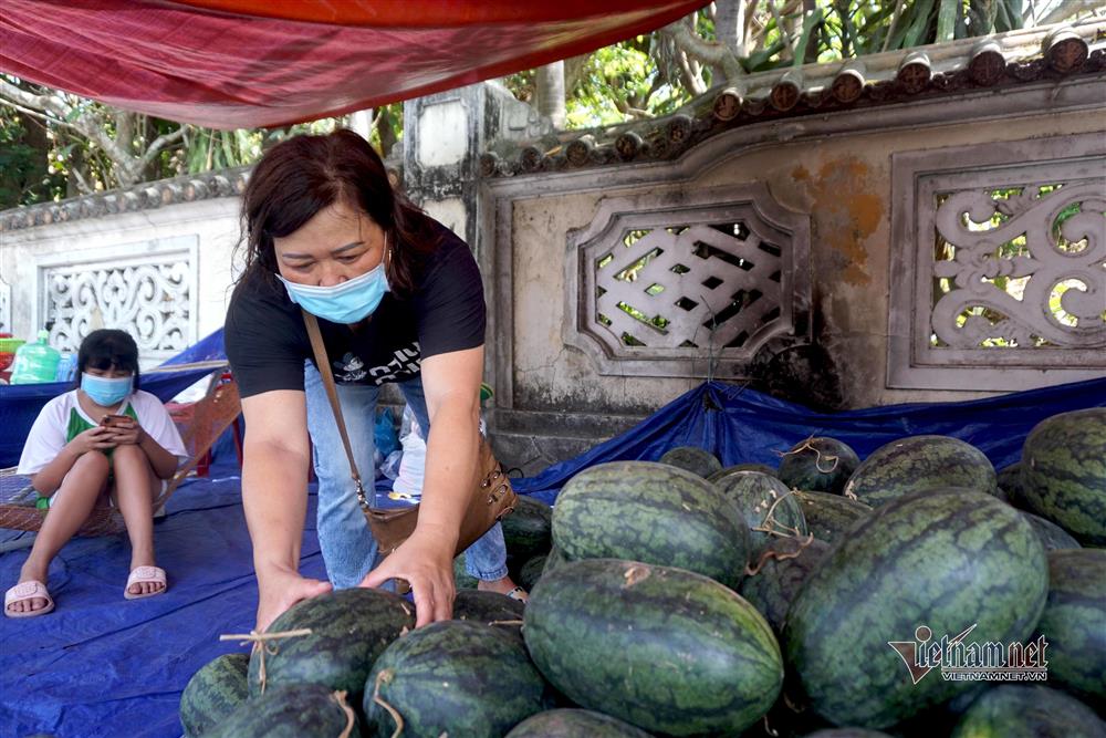 Dưa hấu 5 nghìn, thanh long 8 nghìn: Phơi nắng vỉa hè chờ giải cứu - Ảnh 12.