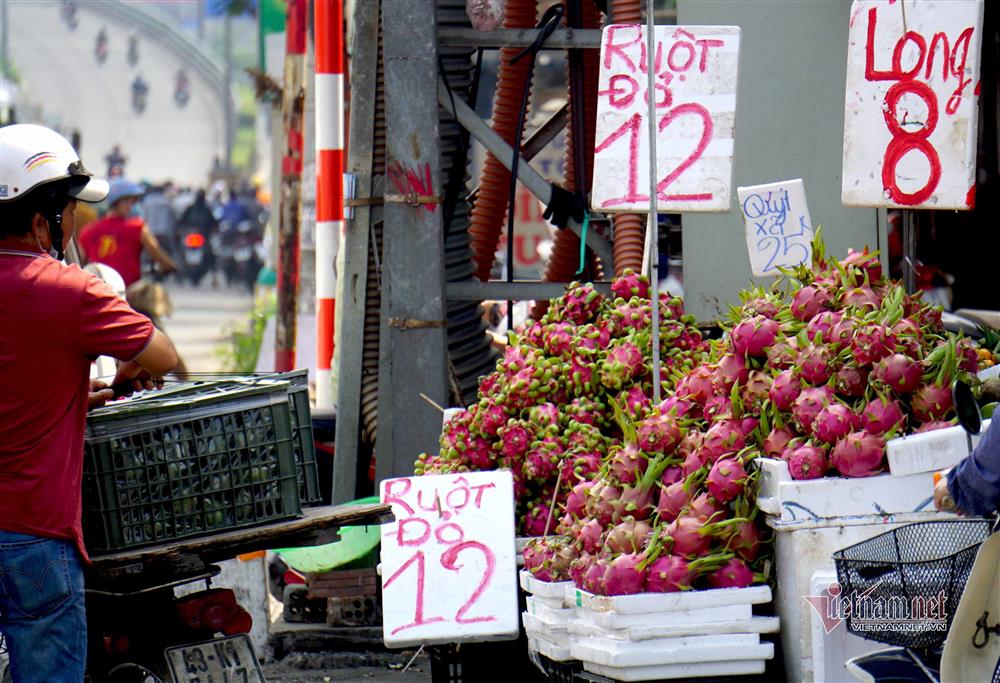 Dưa hấu 5 nghìn, thanh long 8 nghìn: Phơi nắng vỉa hè chờ giải cứu - Ảnh 13.