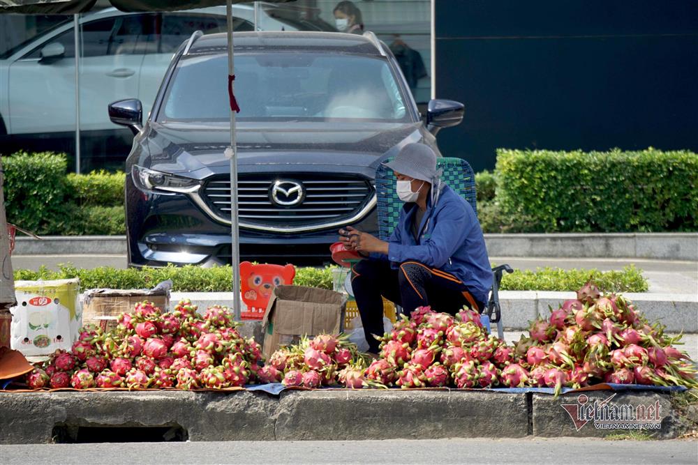 Dưa hấu 5 nghìn, thanh long 8 nghìn: Phơi nắng vỉa hè chờ giải cứu - Ảnh 14.