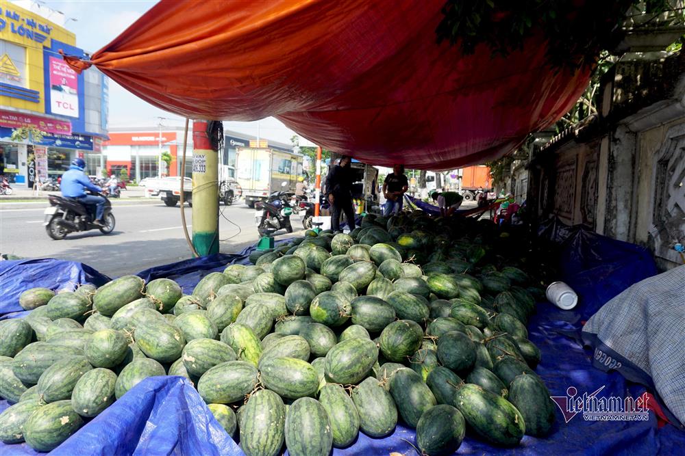 Dưa hấu 5 nghìn, thanh long 8 nghìn: Phơi nắng vỉa hè chờ giải cứu - Ảnh 3.