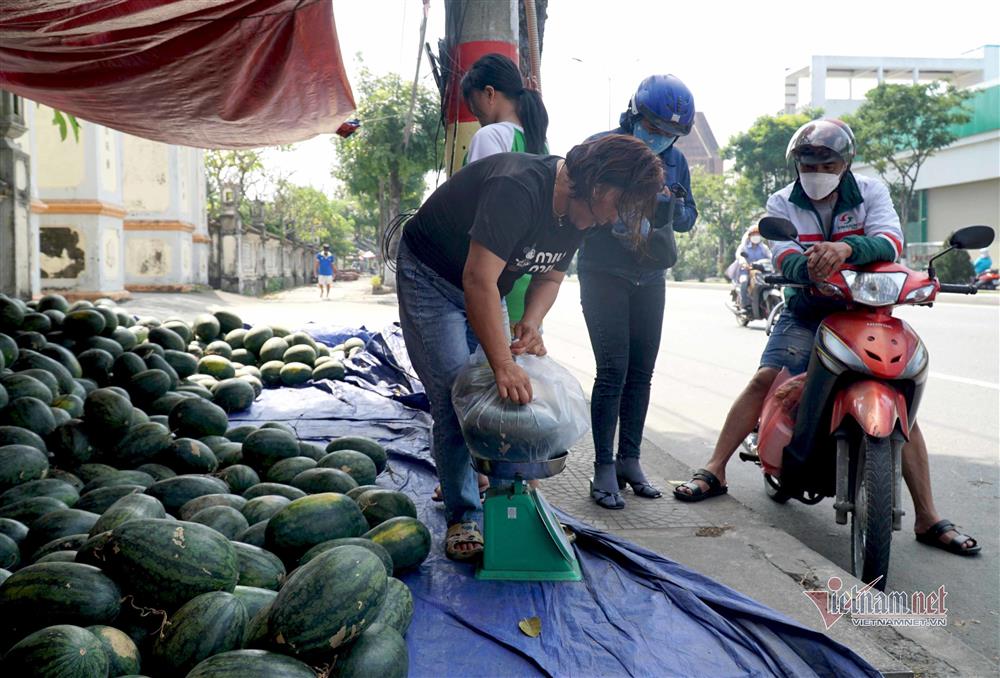 Dưa hấu 5 nghìn, thanh long 8 nghìn: Phơi nắng vỉa hè chờ giải cứu - Ảnh 9.