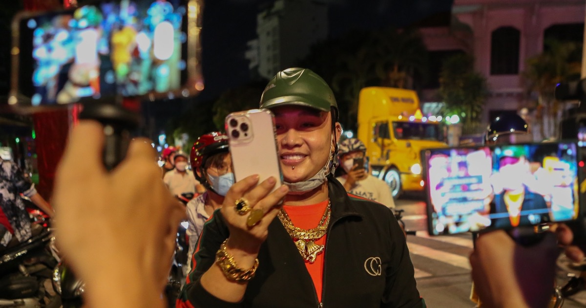 4 tiếng 'cày view' vụ bắt giữ bà Phương Hằng của trăm YouTuber giữa Sài Gòn