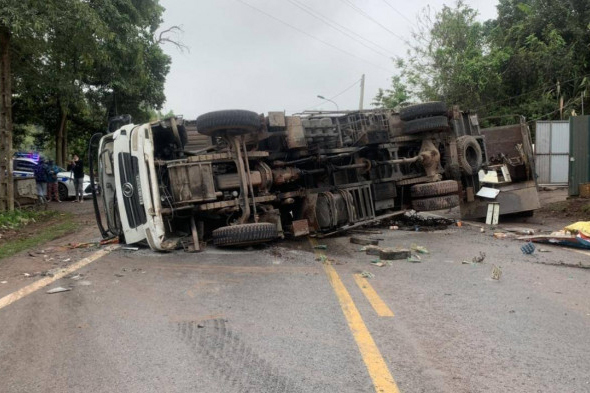 Xe tải lật ngang quốc lộ, 1 người đang dắt ch&oacute; tử vong tại chỗ - Ảnh 1.