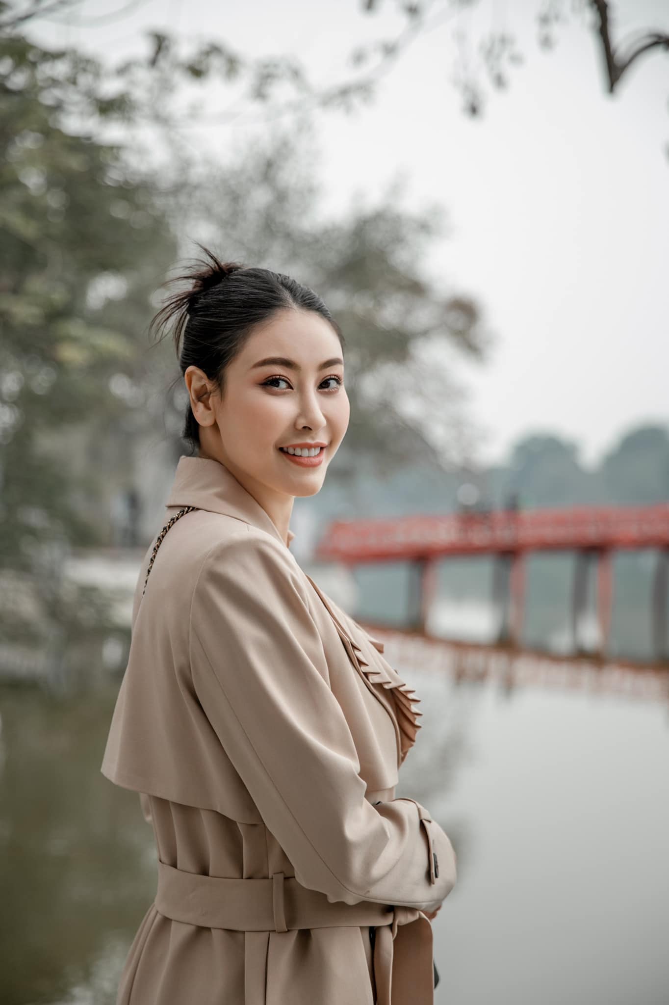Hoa hậu Hà Kiều Oanh thăm thắng cảnh Hà Nội