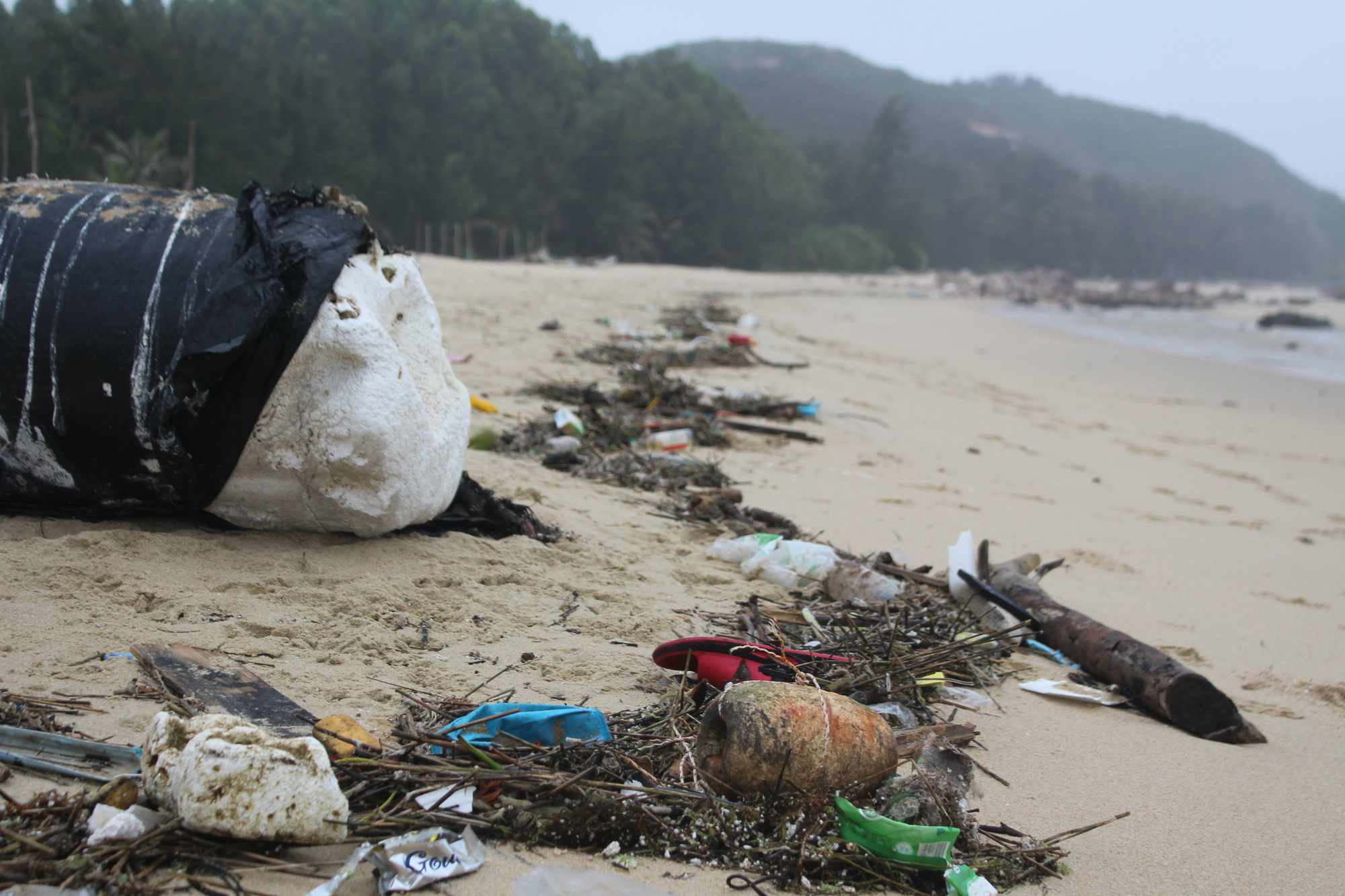 Quảng Ninh: Rác thải bủa vây bãi tắm đẹp ở xã đảo