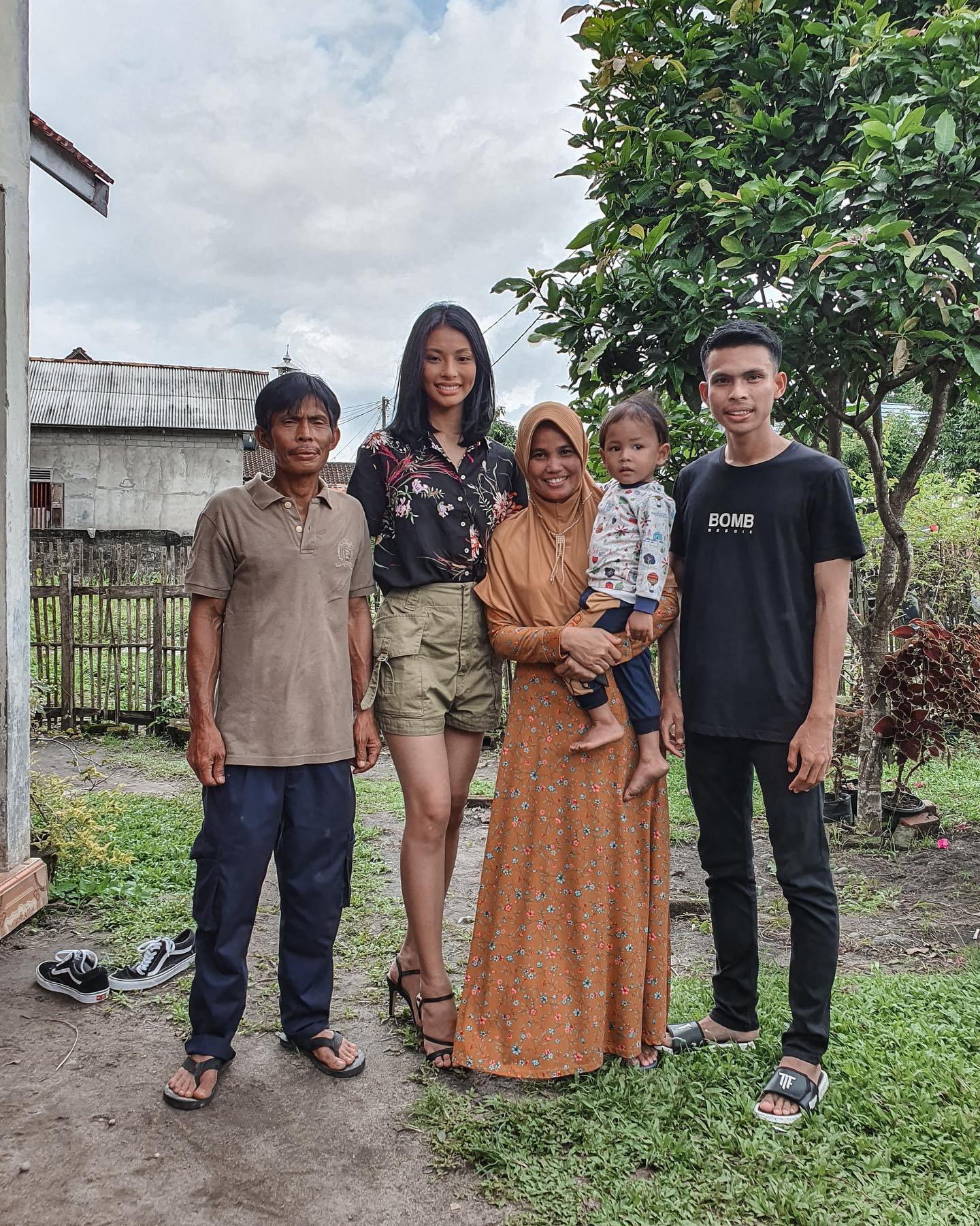 hoa hau hoa binh indonesia lam nong anh 2