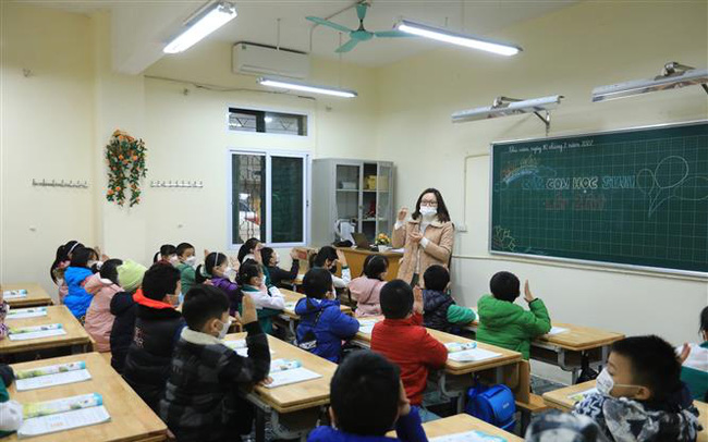 Tin sáng 28/3: Hà Nội cùng nhiều tỉnh thành cho học sinh đến trường trực tiếp trở lại; số mắc mới ở TP.HCM không cao nhưng số ca nặng cao nhất