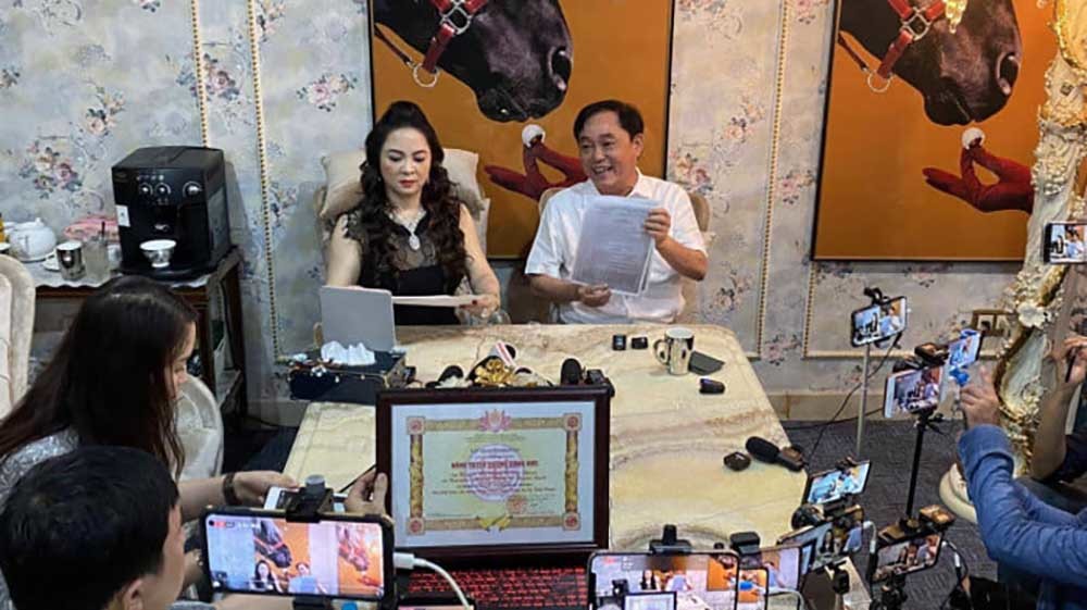 Mở rộng điều tra bà Nguyễn Phương Hằng livestream, công an mời làm việc ekip 'giúp sức' - Ảnh 1.