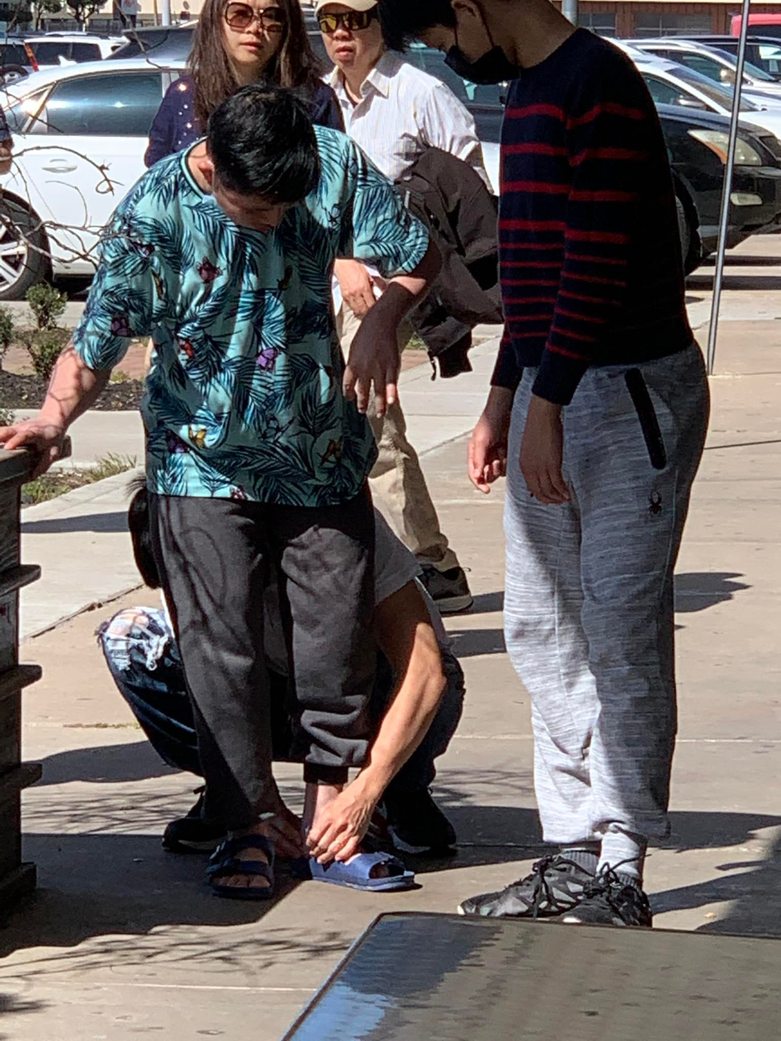 Em muốn dìu nhưng bị anh trai nói lớn: Tự tao đi được, câu chuyện đằng sau gây xúc động - Ảnh 1. Em muốn dìu nhưng bị anh trai nói lớn: Tự tao đi được, câu chuyện đằng sau gây xúc động - Ảnh 1.