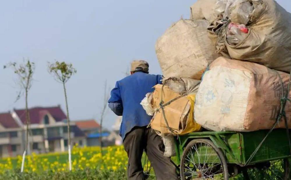 Bé gái bị bỏ rơi 25 năm trước giờ giàu có, đưa cha nuôi đi chơi khắp nơi - Ảnh 2.