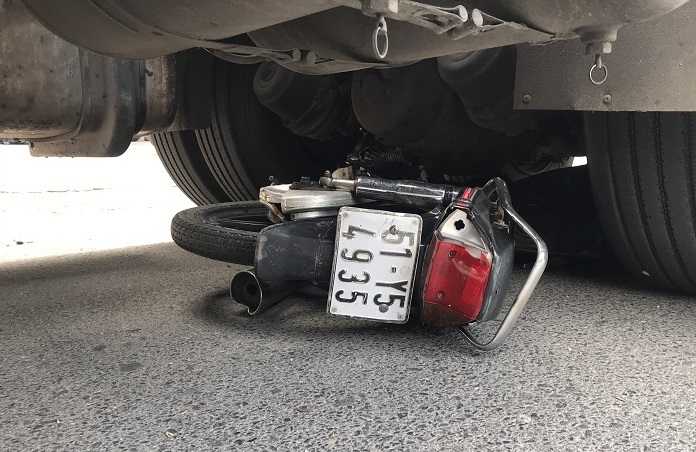 Hai vợ chồng bị xe container c&aacute;n chết thương t&acirc;m - Ảnh 2.