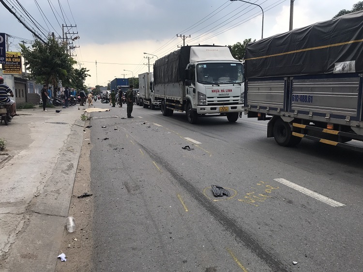 Hai vợ chồng bị xe container c&aacute;n chết thương t&acirc;m - Ảnh 1.