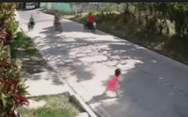 B&eacute; g&aacute;i bị xe m&aacute;y đ&acirc;m ng&atilde; giữa đường, th&oacute;t tim 1 gi&acirc;y bất cẩn của người mẹ - Ảnh 1.