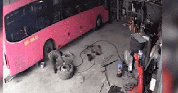 Bàng hoàng khoảnh khắc lốp ô tô phát nổ khiến người thợ bị hất văng bất tỉnh tại chỗ