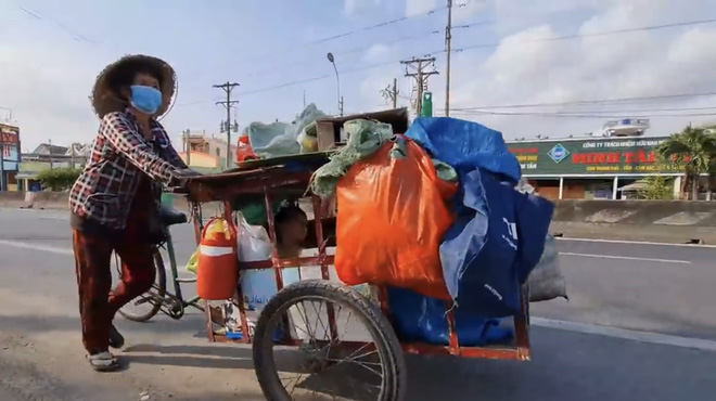 Bố mẹ ly hôn rồi vui duyên mới, bé trai 4 tuổi theo bà ngoại nhặt ve chai kiếm sống