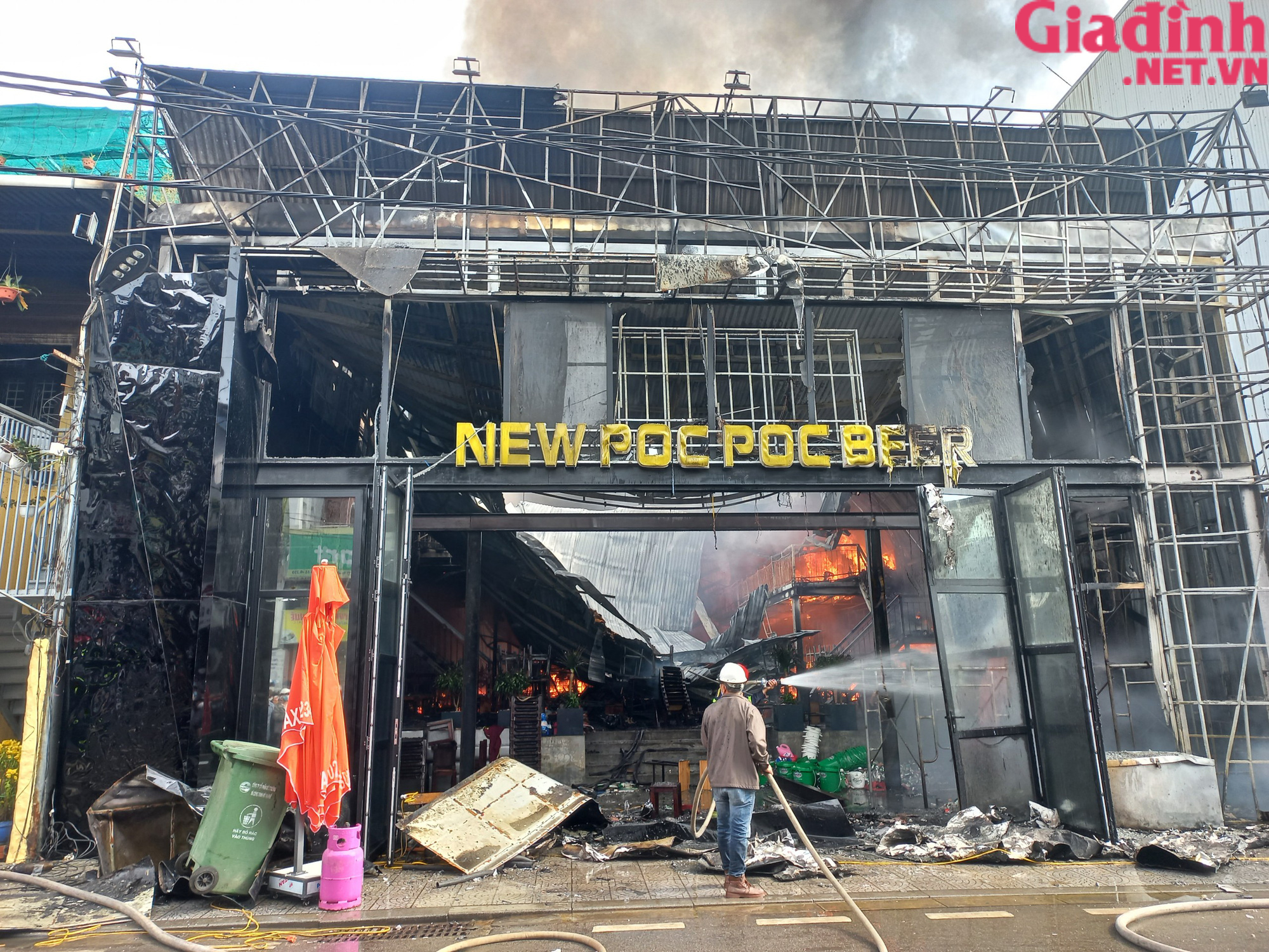 Cận cảnh hiện trường vụ cháy lớn tại quán New Poc Poc Beer ở TP Huế - Ảnh 9.