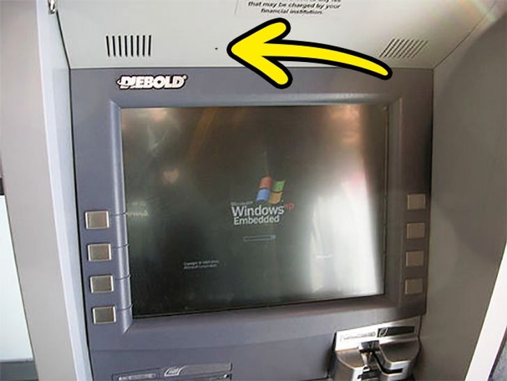 Hacker cướp tiền của bạn từ ATM: Cách nhận biết cây ATM có bị kẻ gian lợi dụng - Ảnh 2.