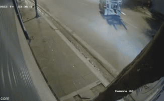 2 thanh ni&ecirc;n gặp nạn kinh ho&agrave;ng l&uacute;c nửa đ&ecirc;m, camera ghi lại t&igrave;nh tiết đầy &aacute;m ảnh - Ảnh 1.