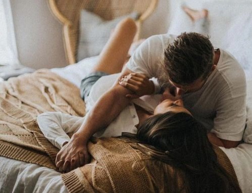 Chồng đi nước ngoài về, bày trò... "50 sắc thái" - Ảnh 1. Chồng đi nước ngoài về, bày trò... "50 sắc thái" - Ảnh 1.