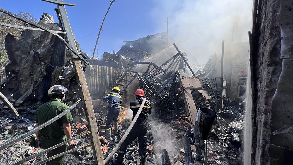 Ch&aacute;y lớn ở miền T&acirc;y, kh&oacute;i lửa cuồn cuộn k&egrave;m tiếng nổ vang trời - Ảnh 2.