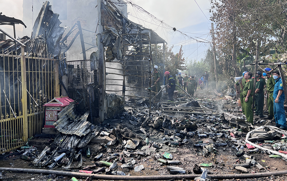 Ch&aacute;y lớn ở miền T&acirc;y, kh&oacute;i lửa cuồn cuộn k&egrave;m tiếng nổ vang trời - Ảnh 4.