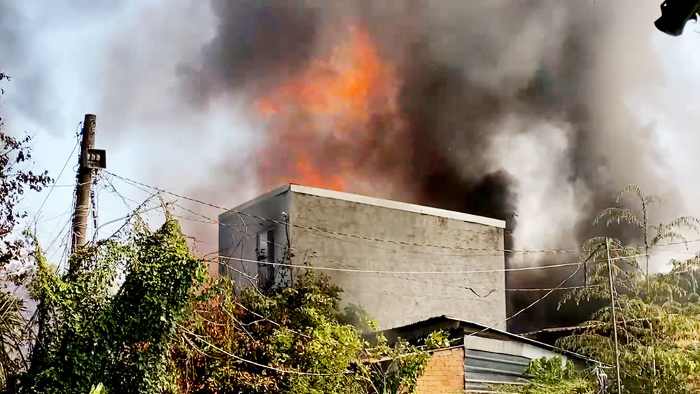 Ch&aacute;y lớn ở miền T&acirc;y, kh&oacute;i lửa cuồn cuộn k&egrave;m tiếng nổ vang trời - Ảnh 1.