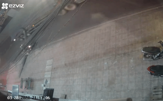 B&oacute; th&eacute;p tr&ecirc;n xe contaner rơi xuống đường, k&eacute;o l&ecirc; người v&agrave; xe m&aacute;y g&acirc;y &aacute;m ảnh - Ảnh 1.