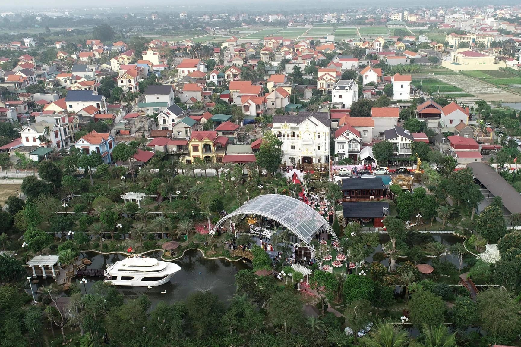 Thương vợ lăn lộn 12 giờ/ngày, đại gia buôn lợn làm &quot;đám cưới bạc&quot; khủng - Ảnh 2.