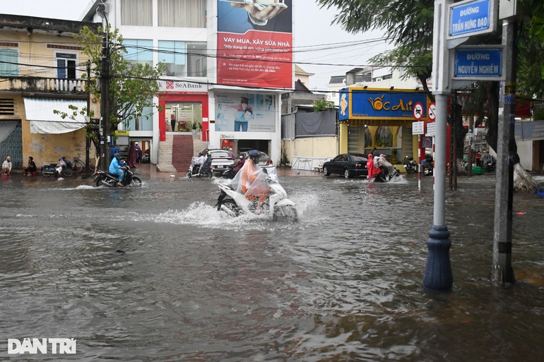 Đường phố Quảng Ngãi ngập sâu sau trận mưa lớn bất thường