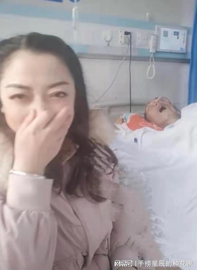 Người phụ nữ bị chỉ trích thậm tệ vì livestream cười đùa lố lăng khi chồng bệnh nằm liệt giường, câu chuyện thật sự phía sau khiến dân mạng 