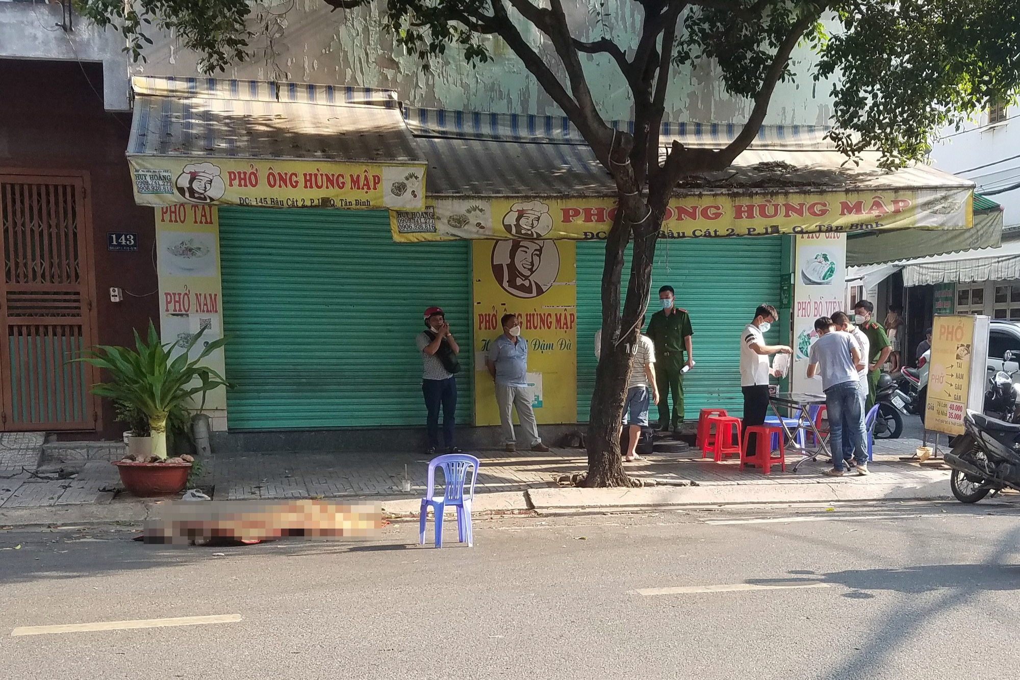 Điều tra vụ người đ&agrave;n &ocirc;ng rơi lầu tử vong ở TPHCM - Ảnh 1.