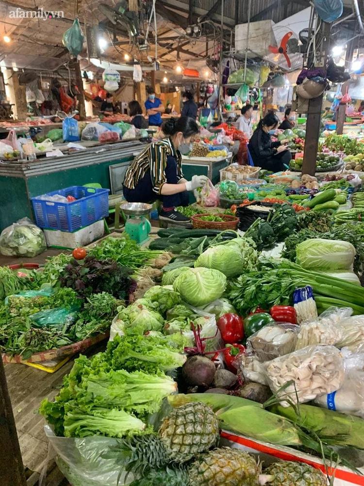 Giá xăng tăng lần thứ 5 chỉ sau 2 tháng đầu năm mới, ra chợ đã thấy nhiều mặt hàng rau củ quả, đồ tươi sống cũng &quot;leo thang&quot; theo - Ảnh 2.