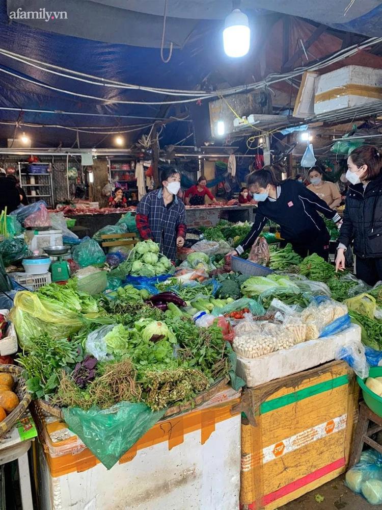 Giá xăng tăng lần thứ 5 chỉ sau 2 tháng đầu năm mới, ra chợ đã thấy nhiều mặt hàng rau củ quả, đồ tươi sống cũng &quot;leo thang&quot; theo - Ảnh 4.