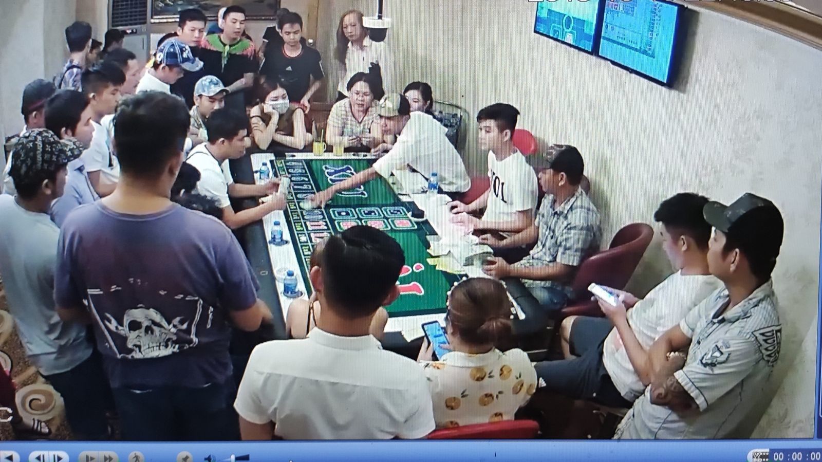 Độc chiêu giám đốc ở Cần Thơ tổ chức đánh bạc dưới tầng hầm khách sạn - Ảnh 1.