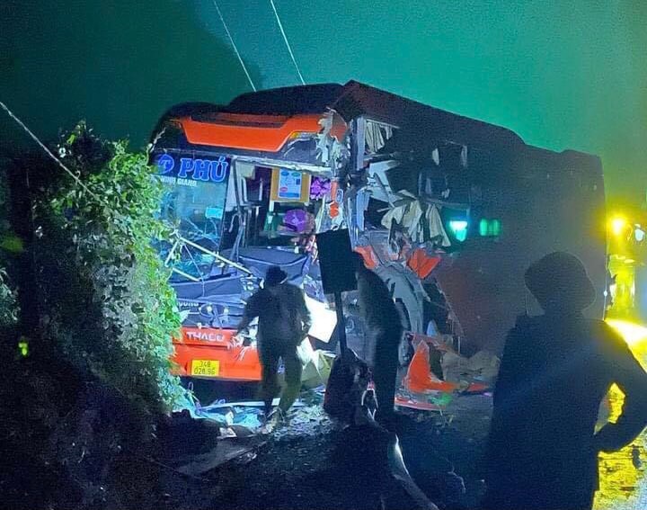 &Ocirc; t&ocirc; kh&aacute;ch đấu đầu xe đầu k&eacute;o trong đ&ecirc;m, 2 người thương vong - Ảnh 2.