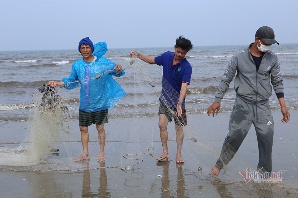 Chờ nắng l&ecirc;n, chiều ra biển 'đ&atilde;i c&aacute;t' kiếm tiền triệu - Ảnh 6.