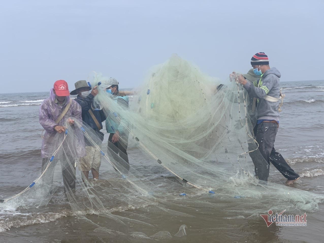 Chờ nắng l&ecirc;n, chiều ra biển 'đ&atilde;i c&aacute;t' kiếm tiền triệu - Ảnh 3.