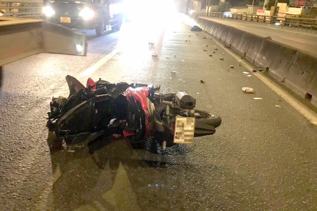 Va chạm xe m&aacute;y, một người rơi từ cầu vượt xuống đường nguy kịch - Ảnh 1.