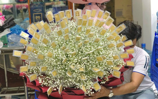 Đại gia ở Cần Thơ đặt b&oacute; hoa 100 c&acirc;y v&agrave;ng tặng vợ dịp 8/3