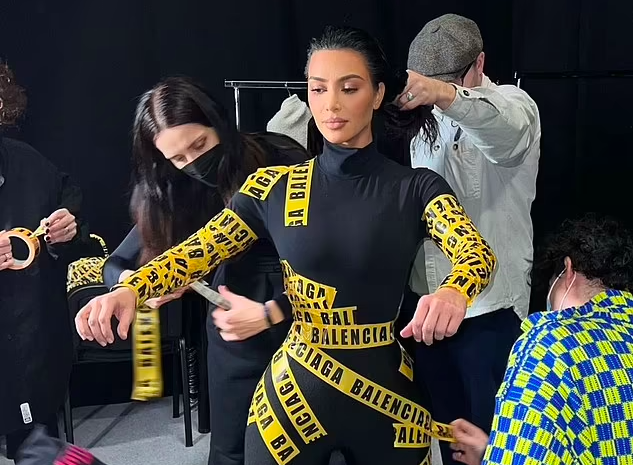 Kim Kardashian quấn băng dính từ đầu đến chân đi xem thời trang - Ảnh 2.