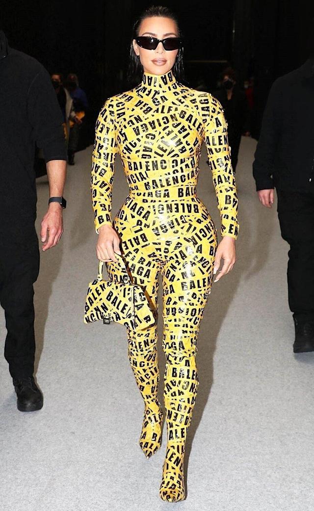 Kim Kardashian quấn băng dính từ đầu đến chân đi xem thời trang - Ảnh 4.