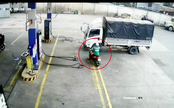 T&agrave;i xế &ocirc; t&ocirc; tải bị mất đồ, camera an ninh "vẽ" ch&acirc;n dung thủ phạm kh&ocirc;ng ai ngờ tới - Ảnh 1.