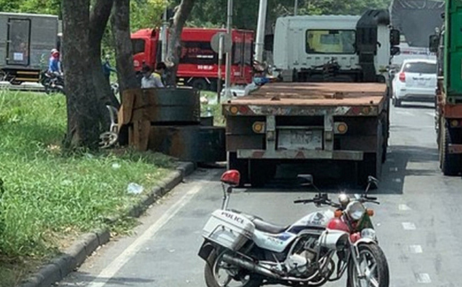 Người đ&agrave;n &ocirc;ng b&aacute;n v&eacute; số bị cuộn th&eacute;p 20 tấn rơi tr&uacute;ng: 'Người ta tưởng rằng t&ocirc;i đ&atilde; chết' - Ảnh 1.