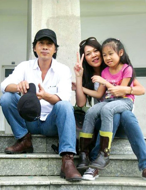Đời thực bên chồng là đạo diễn nổi tiếng của Đinh Y Nhung - người đẹp Hoa hậu Việt Nam vừa tham gia phim &quot;Bão ngầm&quot; - Ảnh 8.