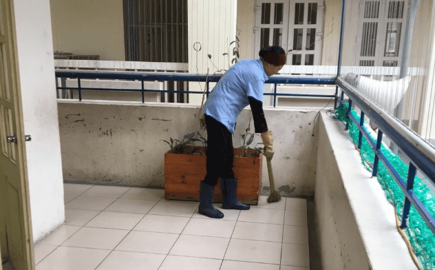 Nam sinh khó chịu vì bị cô lao công nhìn chằm chằm, 2 tuần sau biết lý do, cậu đã khóc - Ảnh 1.