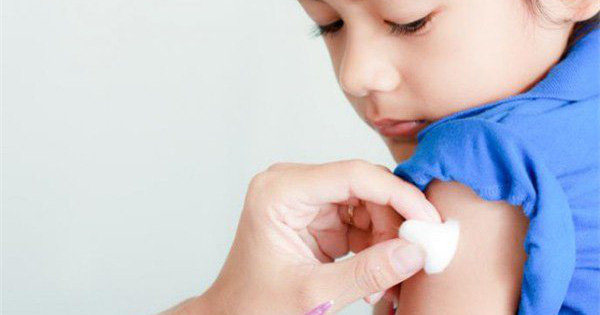 Tiêm vaccine phòng COVID-19 cho trẻ từ 5 - dưới 12 tuổi: Nhóm nào cần trì hoãn?