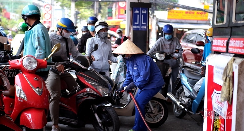 Mọi thứ quay cuồng tăng giá, công nhân cuốc bộ đi làm từ tờ mờ sáng - Ảnh 2.